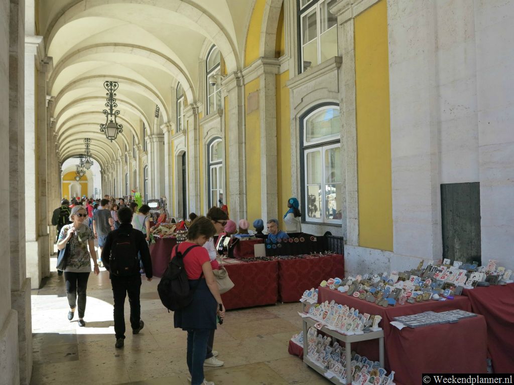 Langs de randen van het plein Praça do Comércio is een zuilengalerij met veel restaurants en winkeltjes..Tip: Een stedentroip naar  Lissabon.
